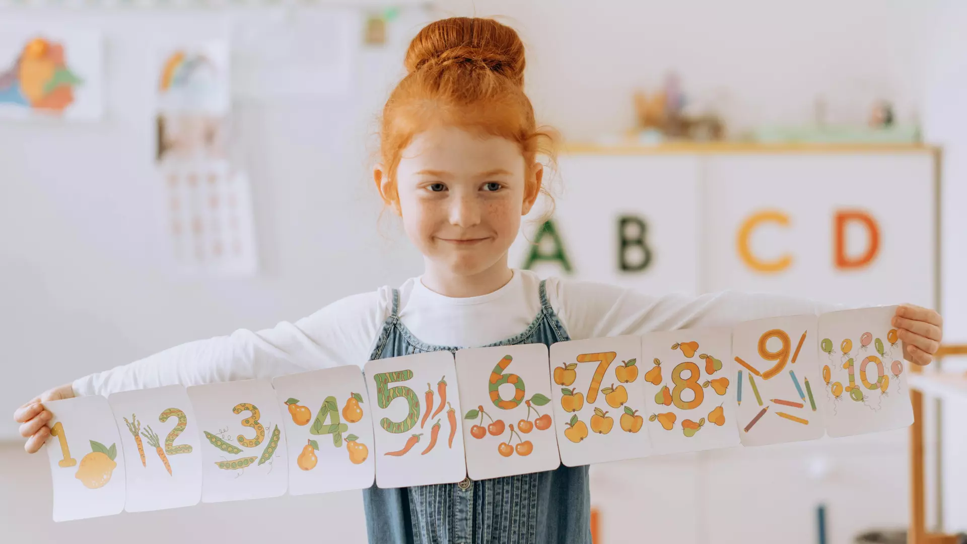 Kind mit Buchstabenkette in der Hand