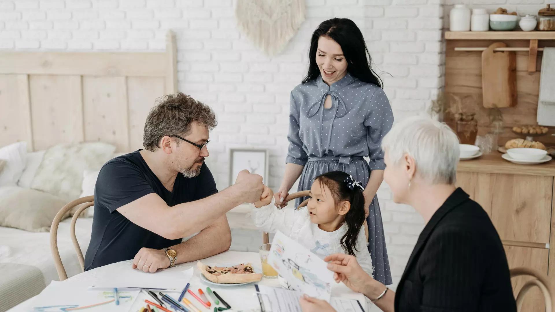Erwachsene reden mit einem kleinen Mädchen